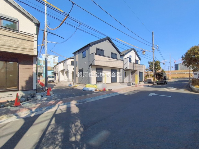 G00386890 東京都江戸川区東小岩１丁目 新築一戸建て 5790万円 土地面積81.21m² (約24.56坪) 建物面積106.20m² (約32.12坪) 間取り３ＳＬＤＫ 築年月2026年01月(築１年以内)【外観16】