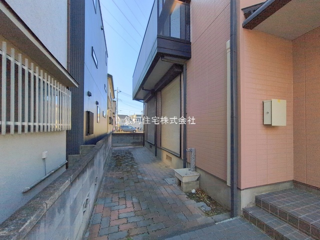 G00386940 埼玉県草加市谷塚町 中古一戸建て 3499万円 土地面積109.46m² (約33.11坪) 建物面積99.36m² (約30.05坪) 間取り３ＬＤＫ 築年月1998年11月(築27年)【外観4】