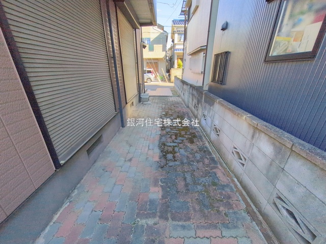 G00386940 埼玉県草加市谷塚町 中古一戸建て 3499万円 土地面積109.46m² (約33.11坪) 建物面積99.36m² (約30.05坪) 間取り３ＬＤＫ 築年月1998年11月(築27年)【外観9】