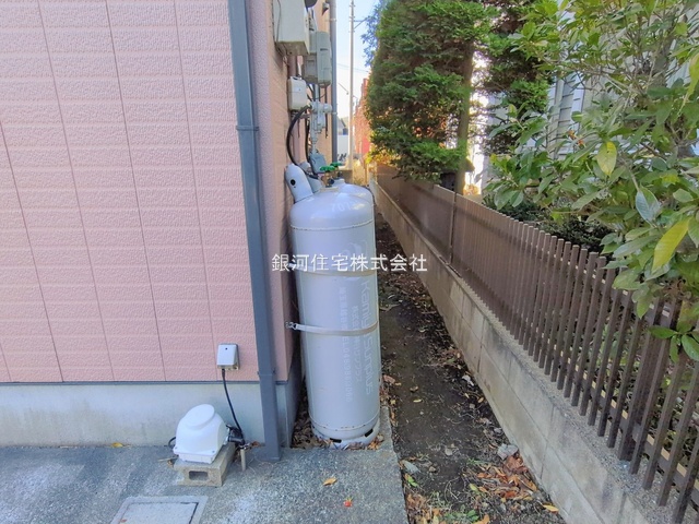 G00386940 埼玉県草加市谷塚町 中古一戸建て 3499万円 土地面積109.46m² (約33.11坪) 建物面積99.36m² (約30.05坪) 間取り３ＬＤＫ 築年月1998年11月(築27年)【外観14】