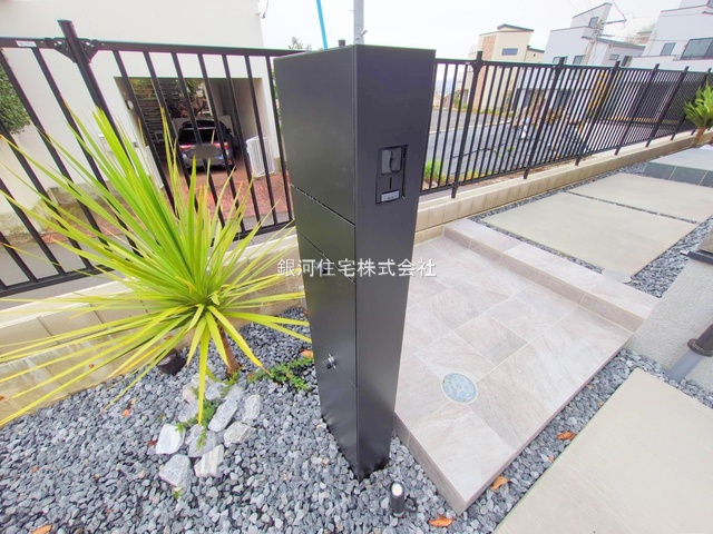 G00386953 神奈川県藤沢市片瀬山１丁目 新築一戸建て 9280万円 土地面積140.44m² (約42.48坪) 建物面積108.51m² (約32.82坪) 間取り３ＬＤＫ 築年月2025年12月(築１年以内)【外観8】