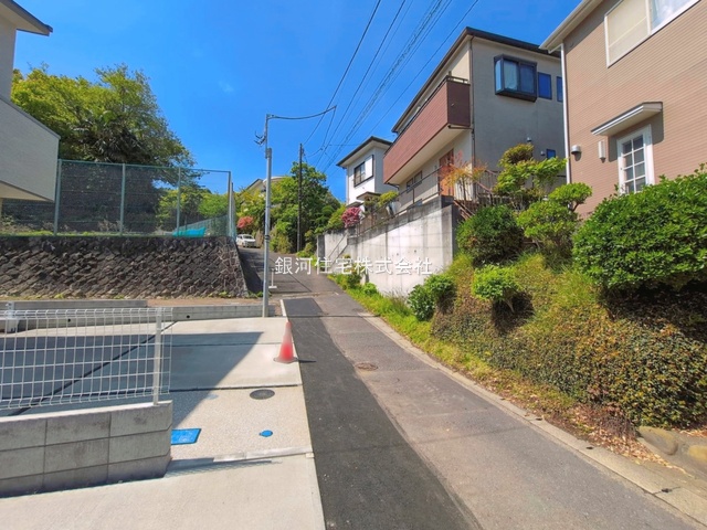 G00388579 神奈川県鎌倉市岩瀬 新築一戸建て 5180万円 土地面積112.46m² (約34.01坪) 建物面積88.98m² (約26.91坪) 間取り２ＳＬＤＫ 築年月2026年05月(築１年以内)【外観8】