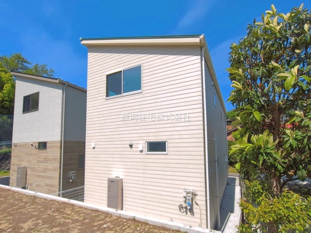 G00388579 神奈川県鎌倉市岩瀬 新築一戸建て 5180万円 土地面積112.46m² (約34.01坪) 建物面積88.98m² (約26.91坪) 間取り２ＳＬＤＫ 築年月2026年05月(築１年以内)【外観11】