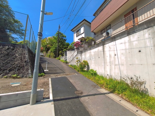 G00388580 神奈川県鎌倉市岩瀬 新築一戸建て 5080万円 土地面積113.11m² (約34.21坪) 建物面積88.98m² (約26.91坪) 間取り２ＳＬＤＫ 築年月2026年04月(築１年以内)【外観8】