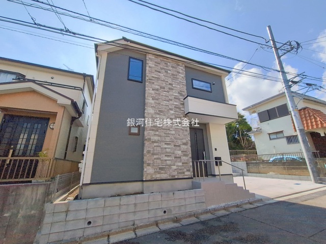 G00388651 神奈川県横浜市金沢区六浦東３丁目 新築一戸建て 5799万円 土地面積140.84m² (約42.60坪) 建物面積105.54m² (約31.92坪) 間取り４ＬＤＫ 築年月2025年12月(築１年以内)【外観2】