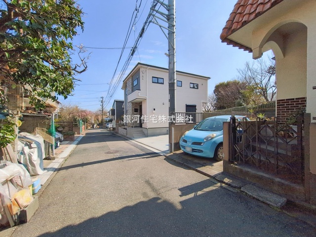 G00388651 神奈川県横浜市金沢区六浦東３丁目 新築一戸建て 5799万円 土地面積140.84m² (約42.60坪) 建物面積105.54m² (約31.92坪) 間取り４ＬＤＫ 築年月2025年12月(築１年以内)【外観3】