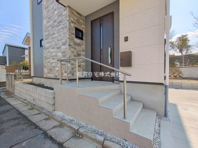 G00388651 神奈川県横浜市金沢区六浦東３丁目 新築一戸建て 5799万円 土地面積140.84m² (約42.60坪) 建物面積105.54m² (約31.92坪) 間取り４ＬＤＫ 築年月2025年12月(築１年以内)【外観4】