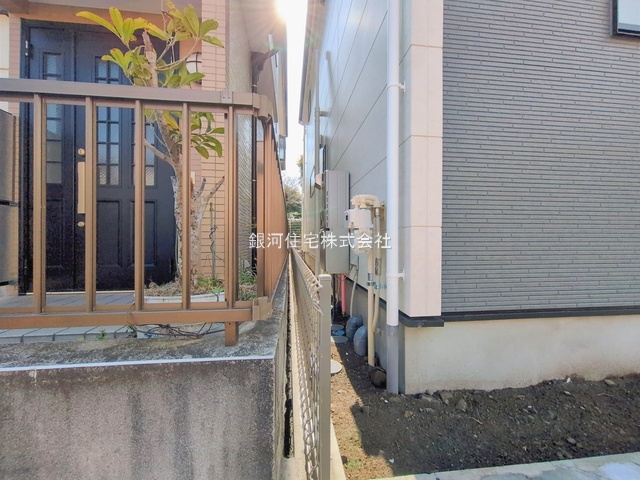 G00388651 神奈川県横浜市金沢区六浦東３丁目 新築一戸建て 5799万円 土地面積140.84m² (約42.60坪) 建物面積105.54m² (約31.92坪) 間取り４ＬＤＫ 築年月2025年12月(築１年以内)【外観6】