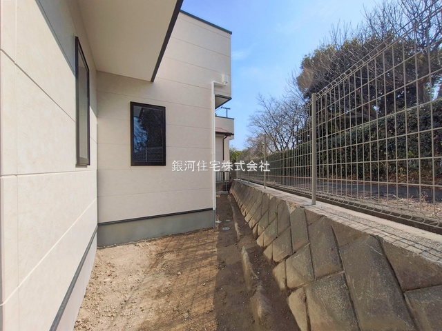 G00388651 神奈川県横浜市金沢区六浦東３丁目 新築一戸建て 5799万円 土地面積140.84m² (約42.60坪) 建物面積105.54m² (約31.92坪) 間取り４ＬＤＫ 築年月2025年12月(築１年以内)【外観7】