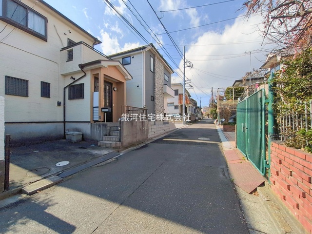 G00388651 神奈川県横浜市金沢区六浦東３丁目 新築一戸建て 5799万円 土地面積140.84m² (約42.60坪) 建物面積105.54m² (約31.92坪) 間取り４ＬＤＫ 築年月2025年12月(築１年以内)【外観8】
