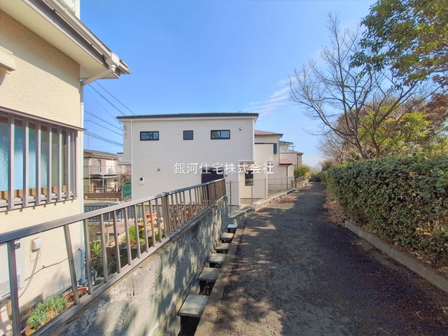 G00388651 神奈川県横浜市金沢区六浦東３丁目 新築一戸建て 5799万円 土地面積140.84m² (約42.60坪) 建物面積105.54m² (約31.92坪) 間取り４ＬＤＫ 築年月2025年12月(築１年以内)【外観9】