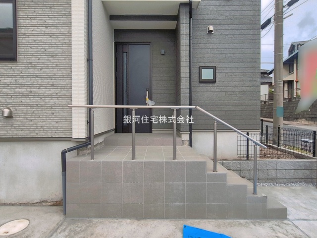 G00390036 千葉県松戸市八ヶ崎５丁目 新築一戸建て 3990万円 土地面積138.11m² (約41.77坪) 建物面積102.46m² (約30.99坪) 間取り４ＬＤＫ 築年月2026年05月(築１年以内)【外観13】