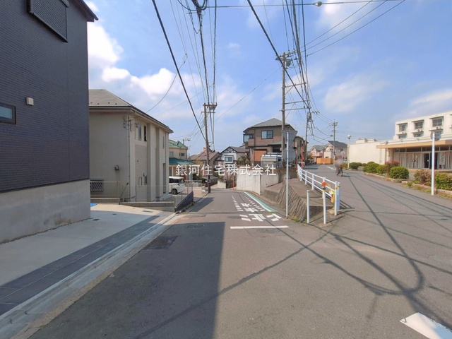 G00390811 神奈川県横浜市旭区白根６丁目 新築一戸建て 5190万円 土地面積120.80m² (約36.54坪) 建物面積105.78m² (約31.99坪) 間取り４ＬＤＫ 築年月2026年03月(築１年以内)【外観8】
