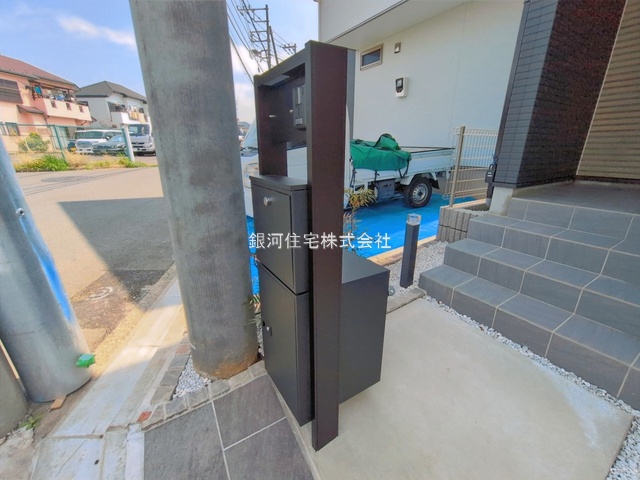 G00390811 神奈川県横浜市旭区白根６丁目 新築一戸建て 5190万円 土地面積120.80m² (約36.54坪) 建物面積105.78m² (約31.99坪) 間取り４ＬＤＫ 築年月2026年03月(築１年以内)【外観10】