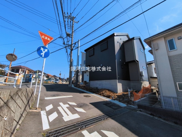G00390811 神奈川県横浜市旭区白根６丁目 新築一戸建て 5190万円 土地面積120.80m² (約36.54坪) 建物面積105.78m² (約31.99坪) 間取り４ＬＤＫ 築年月2026年03月(築１年以内)【外観16】