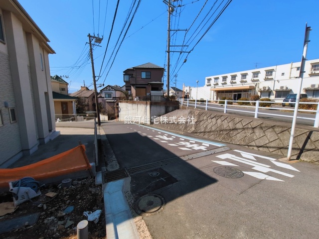 G00390811 神奈川県横浜市旭区白根６丁目 新築一戸建て 5190万円 土地面積120.80m² (約36.54坪) 建物面積105.78m² (約31.99坪) 間取り４ＬＤＫ 築年月2026年03月(築１年以内)【外観18】