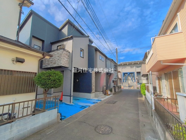 G00390819 埼玉県桶川市末広２丁目 新築一戸建て 3598万円 土地面積107.74m² (約32.59坪) 建物面積114.68m² (約34.69坪) 間取り３ＬＤＫ 築年月2026年04月(築１年以内)【外観3】