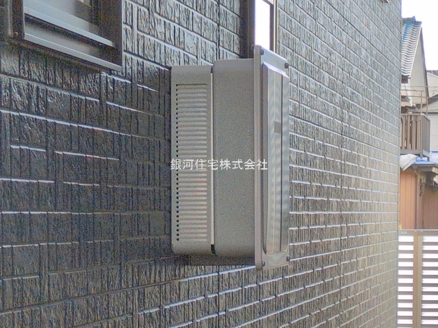 G00390819 埼玉県桶川市末広２丁目 新築一戸建て 3598万円 土地面積107.74m² (約32.59坪) 建物面積114.68m² (約34.69坪) 間取り３ＬＤＫ 築年月2026年04月(築１年以内)【外観4】