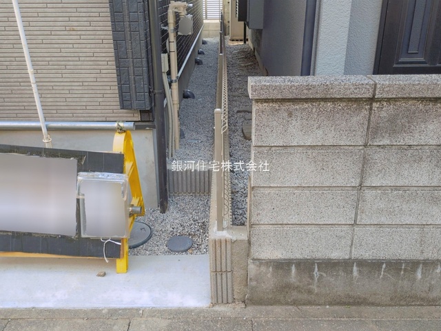 G00390819 埼玉県桶川市末広２丁目 新築一戸建て 3598万円 土地面積107.74m² (約32.59坪) 建物面積114.68m² (約34.69坪) 間取り３ＬＤＫ 築年月2026年04月(築１年以内)【外観5】