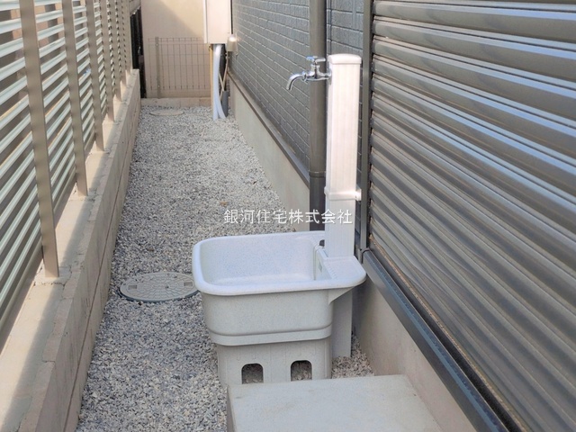 G00390819 埼玉県桶川市末広２丁目 新築一戸建て 3598万円 土地面積107.74m² (約32.59坪) 建物面積114.68m² (約34.69坪) 間取り３ＬＤＫ 築年月2026年04月(築１年以内)【外観7】