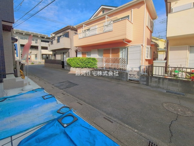 G00390819 埼玉県桶川市末広２丁目 新築一戸建て 3598万円 土地面積107.74m² (約32.59坪) 建物面積114.68m² (約34.69坪) 間取り３ＬＤＫ 築年月2026年04月(築１年以内)【外観9】
