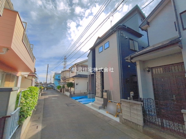 G00390819 埼玉県桶川市末広２丁目 新築一戸建て 3598万円 土地面積107.74m² (約32.59坪) 建物面積114.68m² (約34.69坪) 間取り３ＬＤＫ 築年月2026年04月(築１年以内)【外観10】