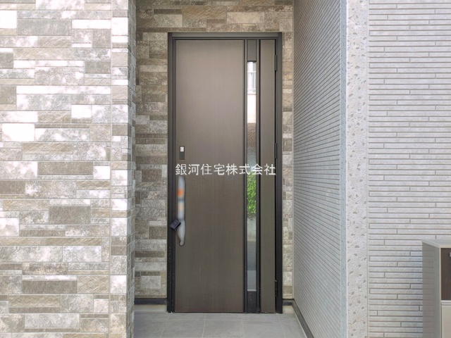 G00390819 埼玉県桶川市末広２丁目 新築一戸建て 3598万円 土地面積107.74m² (約32.59坪) 建物面積114.68m² (約34.69坪) 間取り３ＬＤＫ 築年月2026年04月(築１年以内)【外観15】