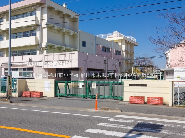 G00390819 埼玉県桶川市末広２丁目 新築一戸建て 3598万円 土地面積107.74m² (約32.59坪) 建物面積114.68m² (約34.69坪) 間取り３ＬＤＫ 築年月2026年04月(築１年以内)【周辺環境】桶川市立桶川東小学校