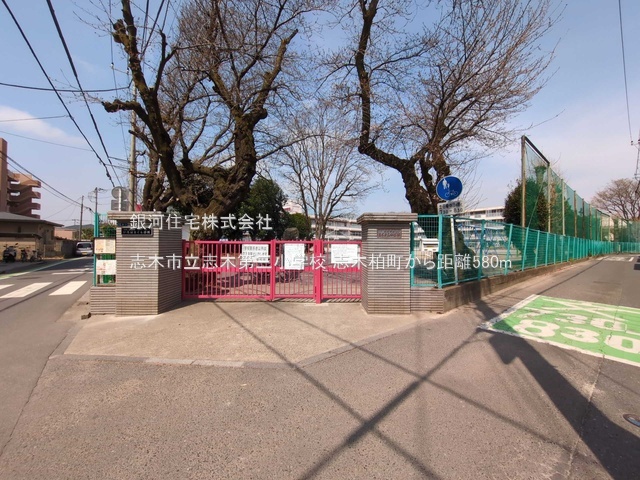 G00393533 埼玉県志木市柏町１丁目 新築一戸建て 4690万円 土地面積98.79m² (約29.88坪) 建物面積84.87m² (約25.67坪) 築年月2026年07月【周辺環境】志木市立志木第三小学校