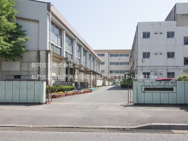 G00393902 千葉県松戸市新松戸南２丁目 新築一戸建て 5680万円 土地面積100.77m² (約30.48坪) 建物面積94.60m² (約28.61坪) 間取り３ＬＤＫ 築年月2026年06月(築１年以内)【周辺環境】松戸市立新松戸南中学校