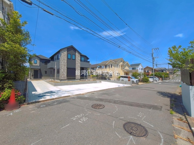 G00393998 神奈川県横浜市栄区桂台西２丁目 新築一戸建て 6099万円 土地面積179.24m² (約54.22坪) 建物面積108.47m² (約32.81坪) 間取り４ＬＤＫ 築年月2026年05月(築１年以内)【外観3】