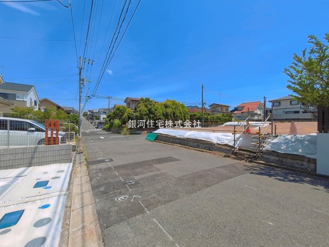 G00393998 神奈川県横浜市栄区桂台西２丁目 新築一戸建て 6099万円 土地面積179.24m² (約54.22坪) 建物面積108.47m² (約32.81坪) 間取り４ＬＤＫ 築年月2026年05月(築１年以内)【外観4】