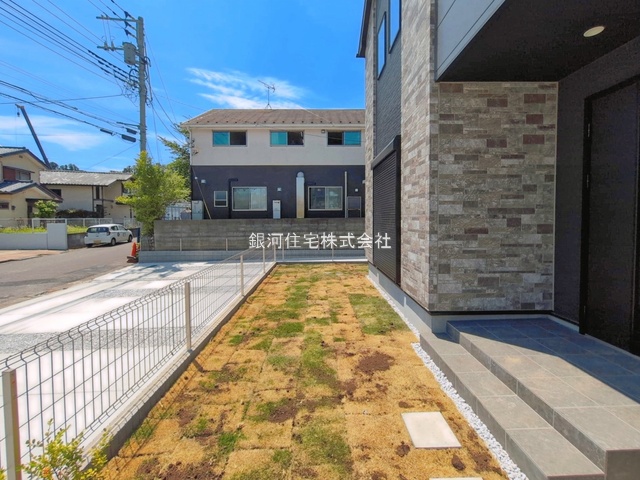 G00393998 神奈川県横浜市栄区桂台西２丁目 新築一戸建て 6099万円 土地面積179.24m² (約54.22坪) 建物面積108.47m² (約32.81坪) 間取り４ＬＤＫ 築年月2026年05月(築１年以内)【外観7】