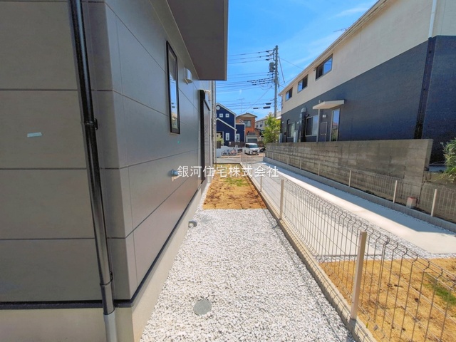 G00393998 神奈川県横浜市栄区桂台西２丁目 新築一戸建て 6099万円 土地面積179.24m² (約54.22坪) 建物面積108.47m² (約32.81坪) 間取り４ＬＤＫ 築年月2026年05月(築１年以内)【外観11】