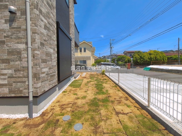 G00393998 神奈川県横浜市栄区桂台西２丁目 新築一戸建て 6099万円 土地面積179.24m² (約54.22坪) 建物面積108.47m² (約32.81坪) 間取り４ＬＤＫ 築年月2026年05月(築１年以内)【外観15】