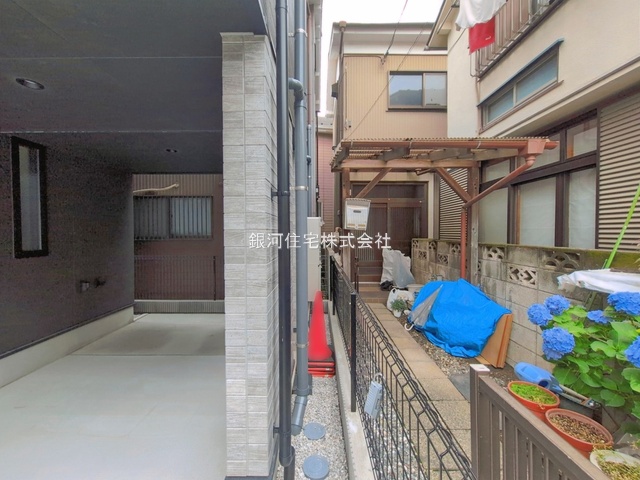 G00394002 神奈川県川崎市川崎区小田１丁目 新築一戸建て 4880万円 土地面積44.14m² (約13.35坪) 建物面積79.03m² (約23.90坪) 間取り３ＬＤＫ 築年月2026年07月【外観4】