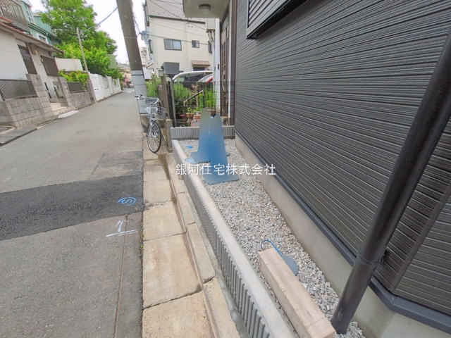 G00394002 神奈川県川崎市川崎区小田１丁目 新築一戸建て 4880万円 土地面積44.14m² (約13.35坪) 建物面積79.03m² (約23.90坪) 間取り３ＬＤＫ 築年月2026年07月【外観6】