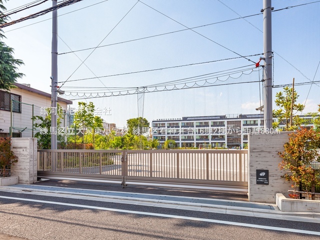 G00394015 東京都練馬区石神井台３丁目 新築一戸建て 7980万円 土地面積109.80m² (約33.21坪) 建物面積97.29m² (約29.43坪) 間取り３ＬＤＫ 築年月2026年05月(築１年以内)【周辺環境】練馬区立大泉東小学校
