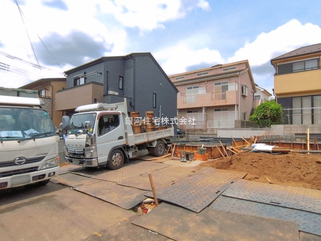 G00396045 東京都調布市深大寺東町３丁目 新築一戸建て 5590万円 土地面積92.11m² (約27.86坪) 建物面積73.27m² (約22.16坪) 間取り３ＬＤＫ 築年月2026年08月【外観8】
