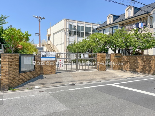 G00396399 東京都足立区東伊興３丁目 新築一戸建て 5680万円 土地面積85.90m² (約25.98坪) 建物面積81.87m² (約24.76坪) 築年月2026年12月【周辺環境】足立区立東伊興小学校