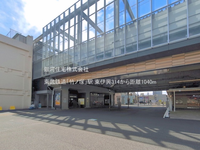 G00396400 東京都足立区東伊興３丁目 新築一戸建て 5680万円 土地面積84.20m² (約25.47坪) 建物面積81.30m² (約24.59坪) 築年月2026年12月【周辺環境】東武鉄道「竹ノ塚」駅