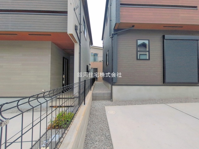G00397518 埼玉県狭山市大字水野 新築一戸建て 4280万円 土地面積132.89m² (約40.19坪) 建物面積103.71m² (約31.37坪) 間取り４ＬＤＫ 築年月2026年07月(築１年以内)【外観5】
