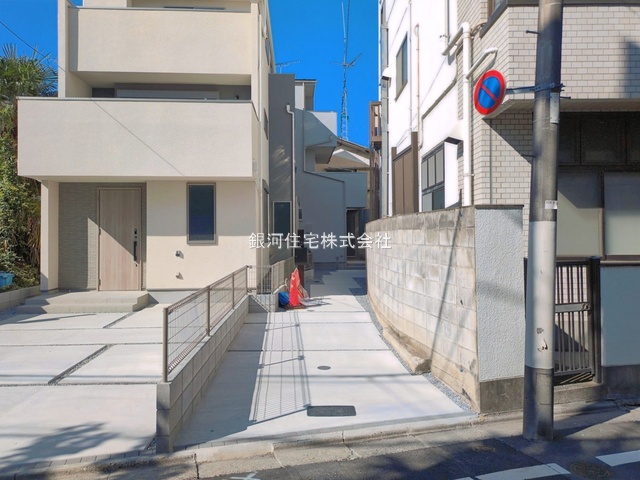 G00397521 東京都荒川区東尾久６丁目 新築一戸建て 5280万円 土地面積110.69m² (約33.48坪) 建物面積103.87m² (約31.42坪) 間取り３ＳＬＤＫ 築年月2026年08月(築１年以内)【外観2】