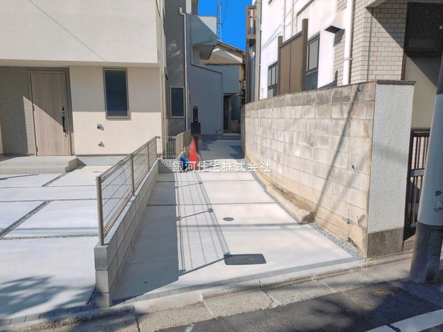 G00397521 東京都荒川区東尾久６丁目 新築一戸建て 5280万円 土地面積110.69m² (約33.48坪) 建物面積103.87m² (約31.42坪) 間取り３ＳＬＤＫ 築年月2026年08月(築１年以内)【外観4】