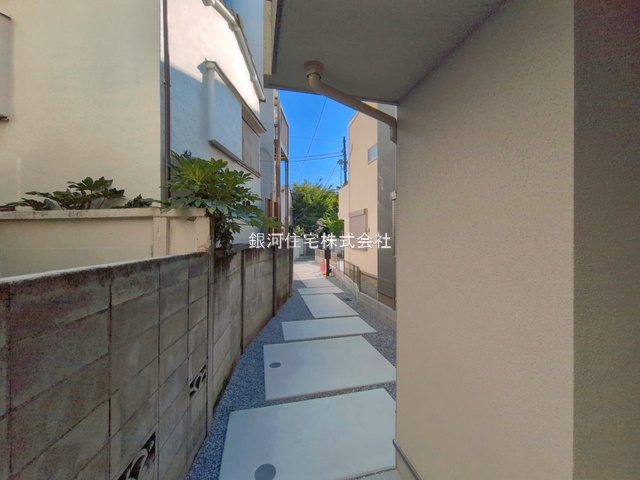 G00397521 東京都荒川区東尾久６丁目 新築一戸建て 5280万円 土地面積110.69m² (約33.48坪) 建物面積103.87m² (約31.42坪) 間取り３ＳＬＤＫ 築年月2026年08月(築１年以内)【外観12】
