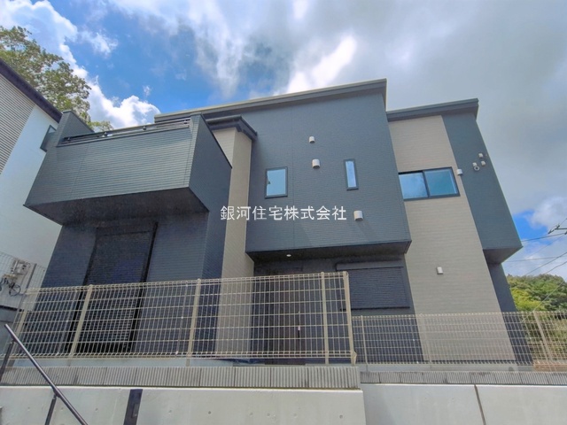 G00397558 神奈川県横浜市都筑区池辺町 新築一戸建て 5690万円 土地面積125.49m² (約37.96坪) 建物面積101.85m² (約30.80坪) 間取り３ＳＬＤＫ 築年月2026年07月(築１年以内)【外観2】