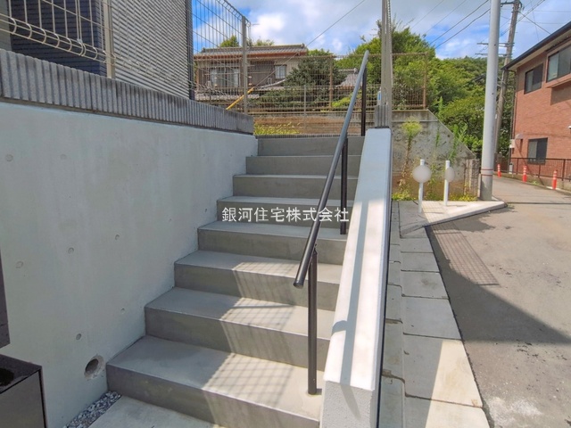 G00397558 神奈川県横浜市都筑区池辺町 新築一戸建て 5690万円 土地面積125.49m² (約37.96坪) 建物面積101.85m² (約30.80坪) 間取り３ＳＬＤＫ 築年月2026年07月(築１年以内)【外観11】