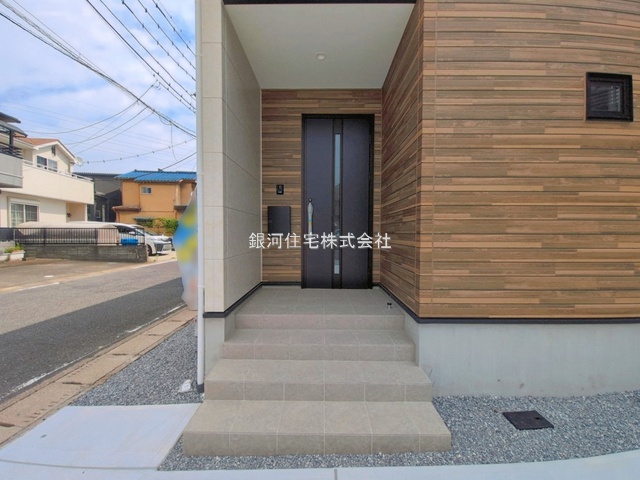 G00398448 埼玉県草加市谷塚町 新築一戸建て 5499万円 土地面積151.51m² (約45.83坪) 建物面積105.54m² (約31.92坪) 間取り４ＬＤＫ 築年月2026年07月(築１年以内)【外観6】