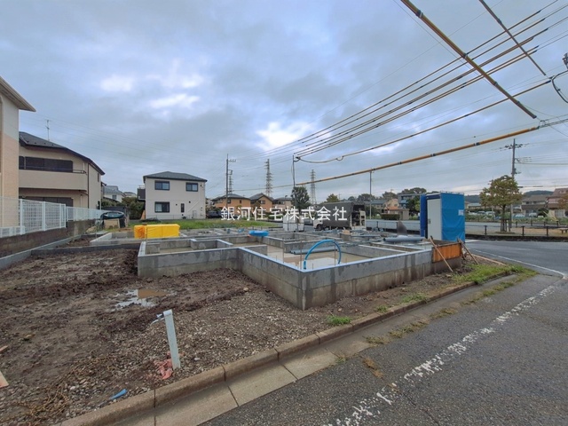 G00398970 東京都あきる野市原小宮２丁目 新築一戸建て 3980万円 土地面積140.00m² (約42.35坪) 建物面積106.92m² (約32.34坪) 間取り３ＳＬＤＫ 築年月2026年11月【外観4】