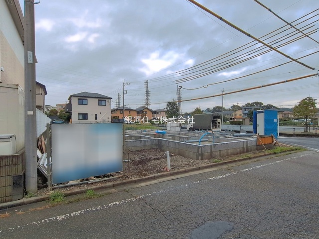 G00398970 東京都あきる野市原小宮２丁目 新築一戸建て 3980万円 土地面積140.00m² (約42.35坪) 建物面積106.92m² (約32.34坪) 間取り３ＳＬＤＫ 築年月2026年11月【外観7】